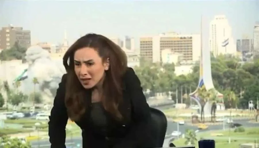 شاهد: مذيعة سورية تتأثر بشكل عاطفي مباشر بعد الغارات الإسرائيلية (فيديو) شاهد: مذيعة سورية تتأثر بشكل عاطفي مباشر بعد الغارات الإسرائيلية (فيديو)