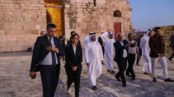 رئيس هيئة السياحة في قطر يتفقد موقع جبل القلعة الأثري