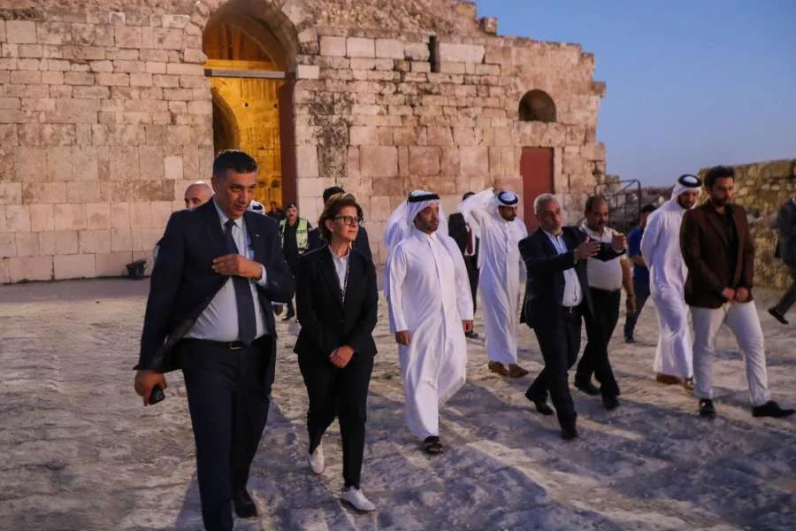 رئيس هيئة السياحة في قطر يتفقد موقع جبل القلعة الأثري