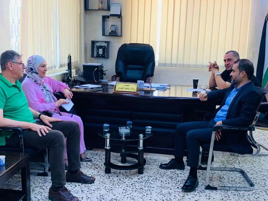النائب هالة الجراح تستعرض قضية المياه في المزار الشمالي مع مدير مياه إربد