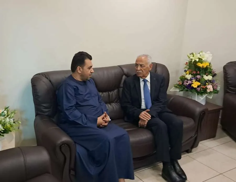 العيسوي يسلّم تحيات الملك وولي العهد للنائب السعودي ويتمنى له الشفاء.