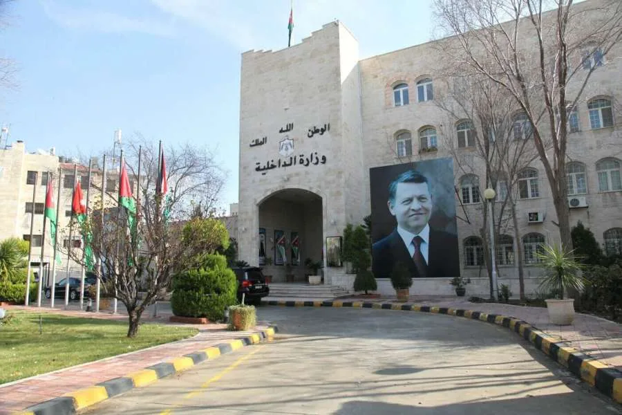 شرطة معان تطلق حملة لتوقيع وثيقة شرف للحد من إطلاق الأعيرة النارية
