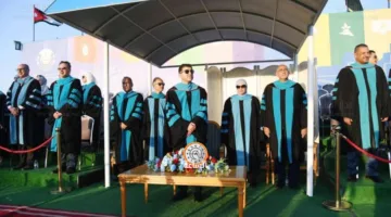 طلاب جامعة العلوم والتكنولوجيا يعبّرون عن إعجابهم بحفل التخرج