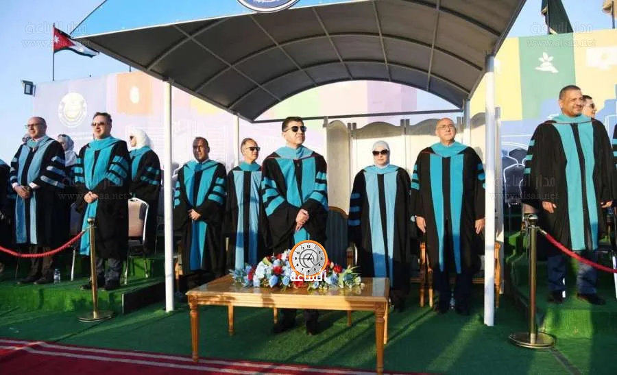 طلاب جامعة العلوم والتكنولوجيا يعبّرون عن إعجابهم بحفل التخرج طلاب جامعة العلوم والتكنولوجيا يعبّرون عن إعجابهم بحفل التخرج