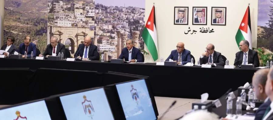 شباب منطقة برما يعبرون عن غضبهم لعدم زيارة رئيس الوزراء لبلدتهم خلال رحلته إلى جرش