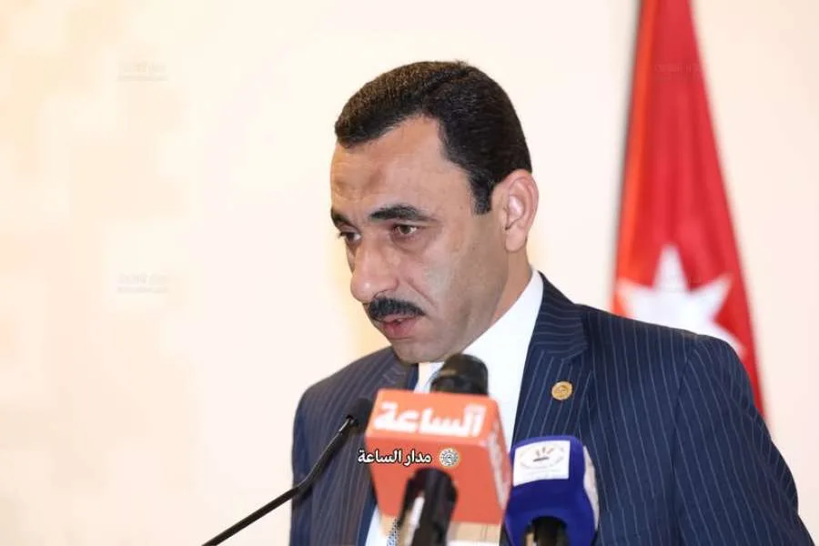 رئيس الوزراء يلتقي الدكتور نزار المهيدات ويثني على جهوده في مجال إدارة الغذاء والدواء رئيس الوزراء يلتقي الدكتور نزار المهيدات ويثني على جهوده في مجال إدارة الغذاء والدواء