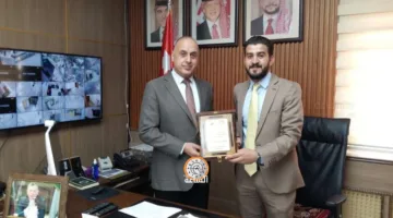 مدير منصة التمكين يقدّم تكريمًا لمحافظ الطفيلة