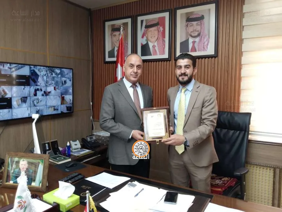 مدير منصة التمكين يقدّم تكريمًا لمحافظ الطفيلة