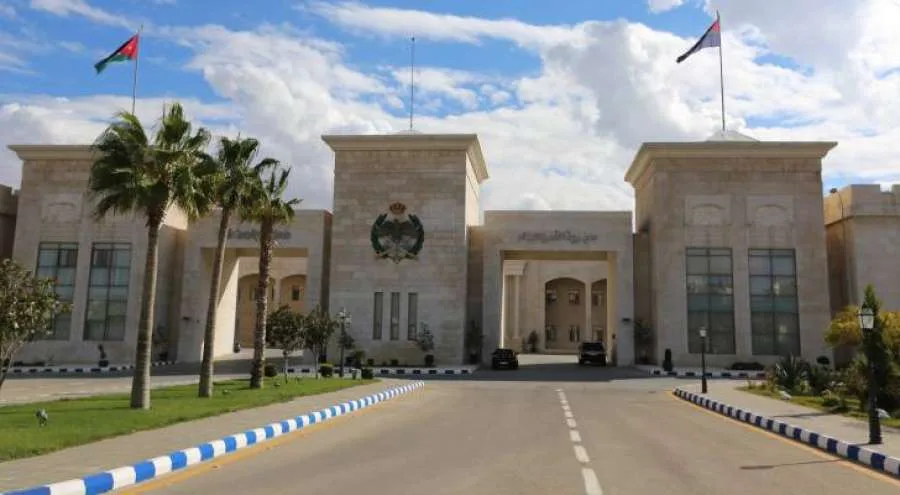 المدعي العام يوقف مجموعة من رجال الأمن في قضية وفاة الشخص المحتجز بمركز شرطة الرمثا المدعي العام يوقف مجموعة من رجال الأمن في قضية وفاة الشخص المحتجز بمركز شرطة الرمثا