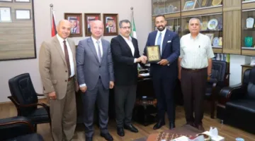 جامعة البترا تكرّم خريجها أنس الدميسي تكريمًا لنجاحاته في الحياة العامة والمهنية.
