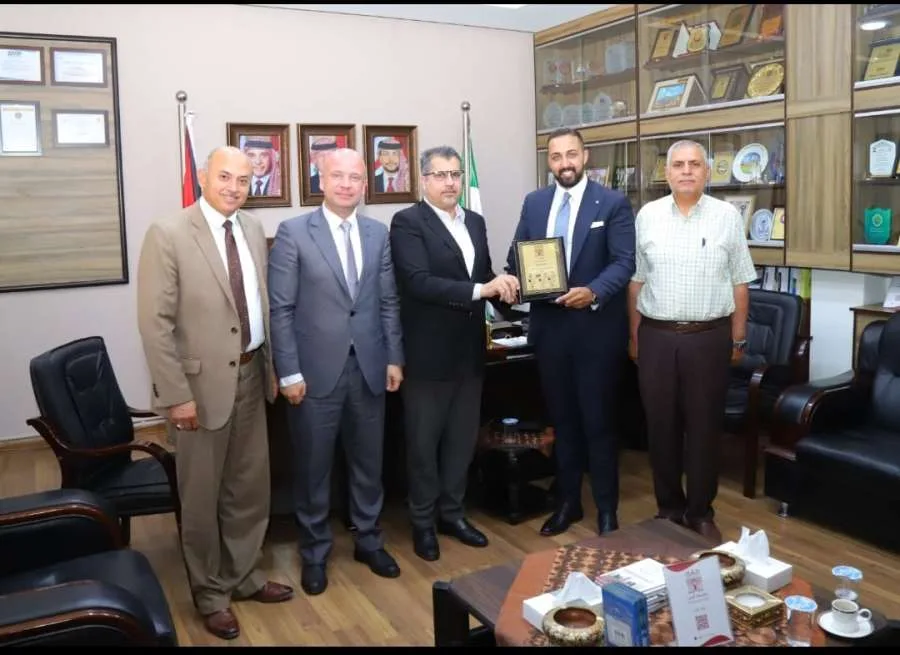 جامعة البترا تكرّم خريجها أنس الدميسي تكريمًا لنجاحاته في الحياة العامة والمهنية. جامعة البترا تكرّم خريجها أنس الدميسي تكريمًا لنجاحاته في الحياة العامة والمهنية.