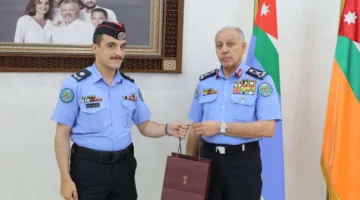 مدير الأمن العام يُهدي الملازم نور الدين الحباشنة جائزة ملكية تقديرًا لنجاحه الدولي