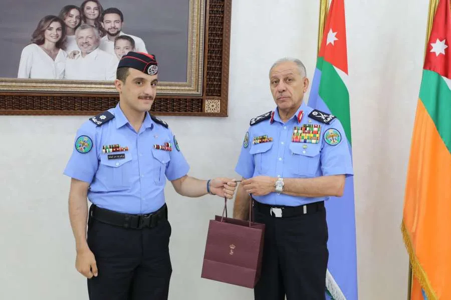 مدير الأمن العام يُهدي الملازم نور الدين الحباشنة جائزة ملكية تقديرًا لنجاحه الدولي مدير الأمن العام يُهدي الملازم نور الدين الحباشنة جائزة ملكية تقديرًا لنجاحه الدولي