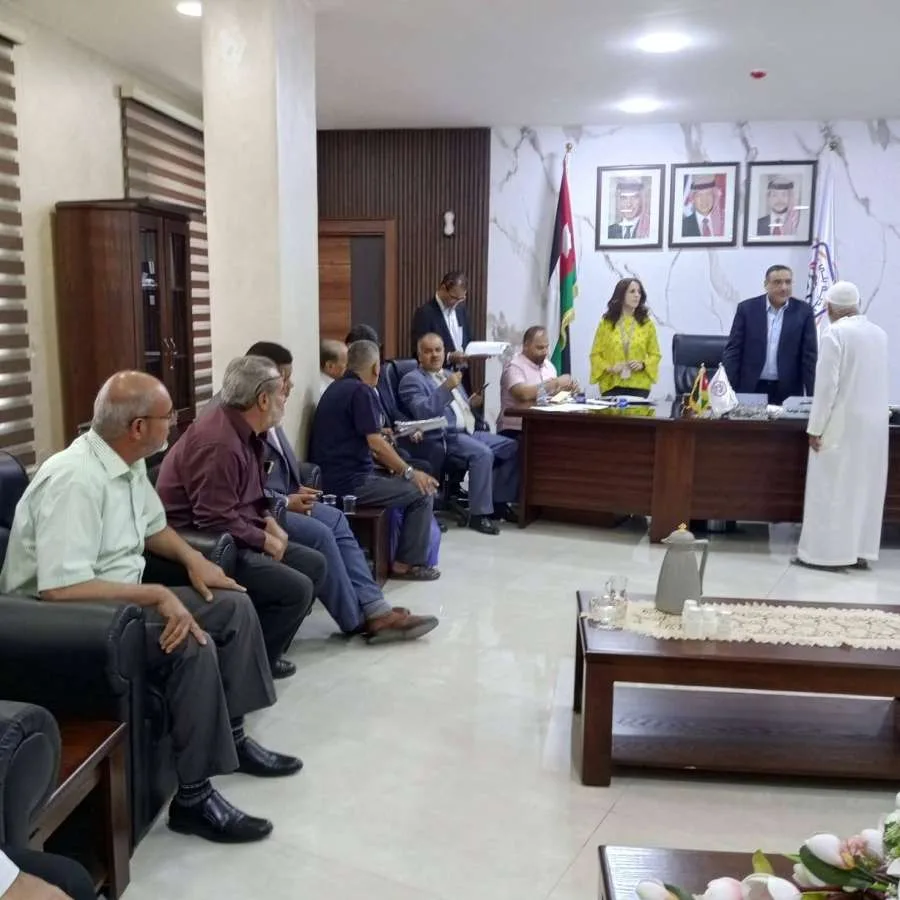 رئيس بلدية بني عبيد يناقش الاحتياجات الخدمية مع سكان النعيمة وكتم ومخيم الشهيد عزمي المفتي رئيس بلدية بني عبيد يناقش الاحتياجات الخدمية مع سكان النعيمة وكتم ومخيم الشهيد عزمي المفتي