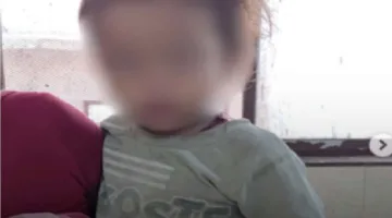 طفل يقتل أفعى كوبرا بواسطة عضته