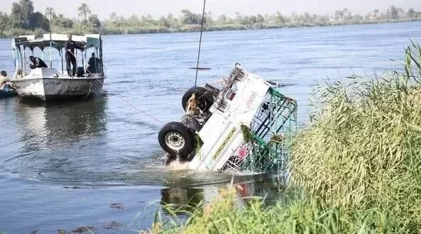 تحليل مواد مخدرة لسائق السيارة التي سقطت من عبارة دشنا