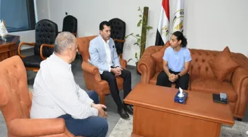 وزير الرياضة يلتقي اللاعبة كنزي أيمن للتغلب على التحديات الدراسية وتعزيز مسيرتها الرياضية