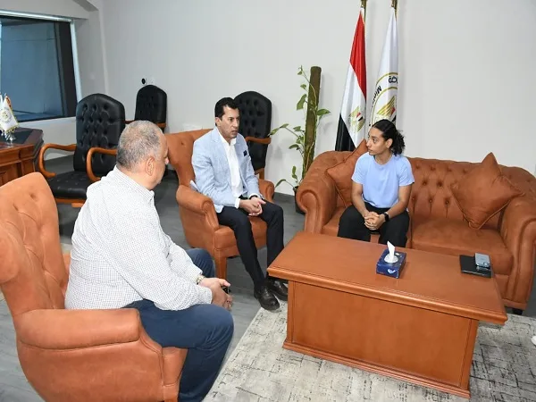 وزير الرياضة يلتقي اللاعبة كنزي أيمن للتغلب على التحديات الدراسية وتعزيز مسيرتها الرياضية وزير الرياضة يلتقي اللاعبة كنزي أيمن للتغلب على التحديات الدراسية وتعزيز مسيرتها الرياضية