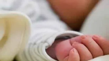 اكتشاف رضيع حديث الولادة أمام مستشفى الشيخ زويد