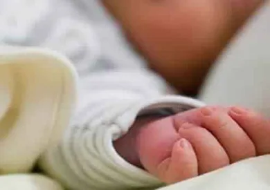 اكتشاف رضيع حديث الولادة أمام مستشفى الشيخ زويد