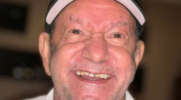 آخر صورة للفنان لطفي لبيب.. وتفاصيل لقائه مع أصدقائه وعائلته