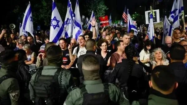 آلاف من الإسرائيليين يتظاهرون في تل أبيب تأييدًا لاتفاق تبادل الأسرى مع حماس آلاف من الإسرائيليين يتظاهرون في تل أبيب تأييدًا لاتفاق تبادل الأسرى مع حماس
