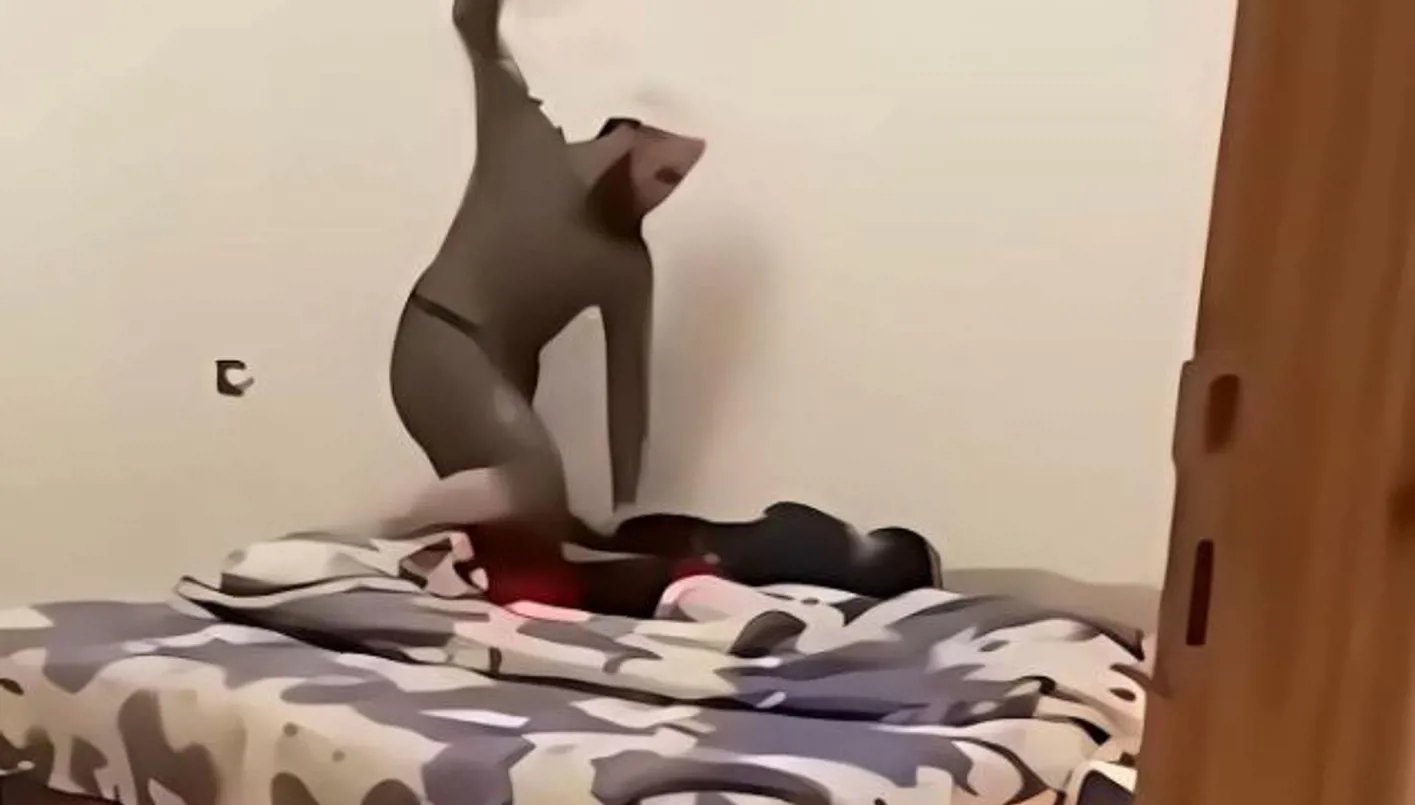 أب يتعرض لابنه بالضرب الوحشي في الجزائر بسبب قطة (فيديو) أب يتعرض لابنه بالضرب الوحشي في الجزائر بسبب قطة (فيديو)