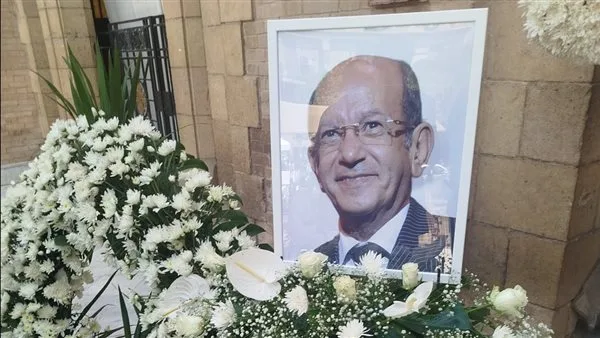 أبرزهم أشرف زكي وصلاح عبد الله.. فنانون يشاركون في تقديم التعازي للراحل لطفي لبيب