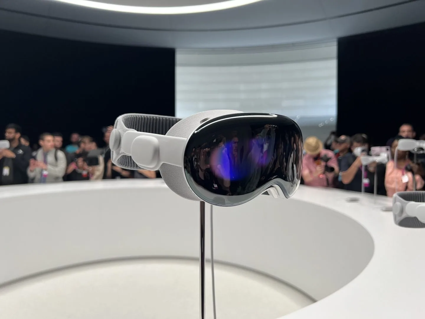 أبل تُجهز لإصدار نسخة مُطورة من Vision Pro بمعالج M4 وتصميم أكثر راحة. أبل تُجهز لإصدار نسخة مُطورة من Vision Pro بمعالج M4 وتصميم أكثر راحة.