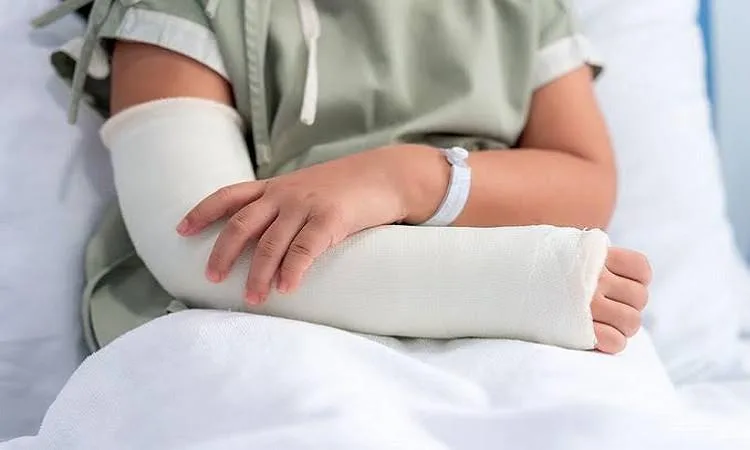 أبناؤها يتعرضون لإصابات متكررة على مدى سنوات طويلة.. كيف تتصرف؟ أبناؤها يتعرضون لإصابات متكررة على مدى سنوات طويلة.. كيف تتصرف؟