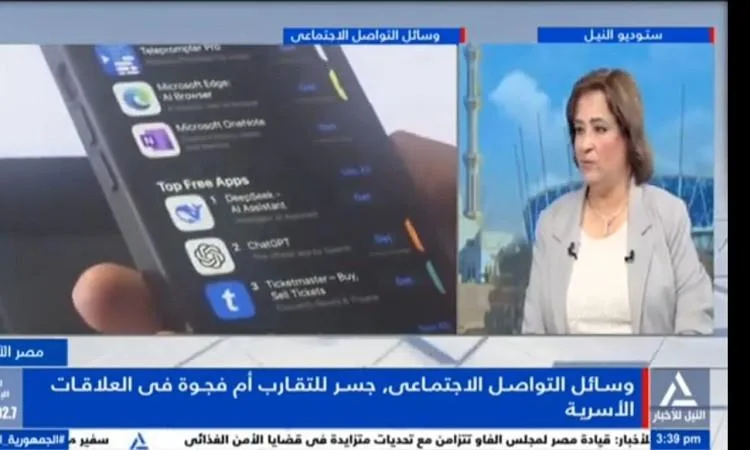 أثر وسائل التواصل الاجتماعي على التواصل الأسري والتفاعل الاجتماعي الواقعي أثر وسائل التواصل الاجتماعي على التواصل الأسري والتفاعل الاجتماعي الواقعي