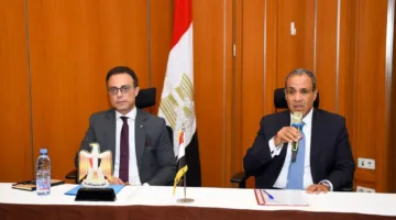 أثناء زيارته إلى إفريقيا.. وزير الخارجية يلتقي بالمصريين في مالي