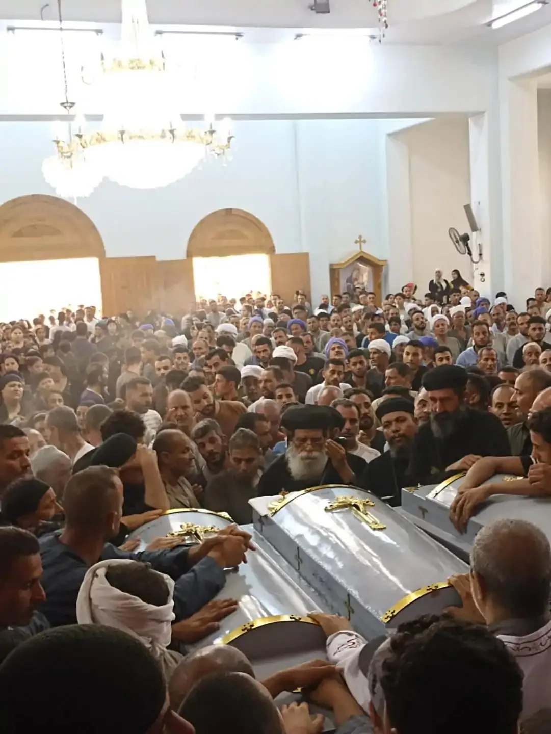 أجراس الحزن تدق في كنائس المنيا لتوديع “عرائس السماء” ضحايا حادث انقلاب السيارة. أجراس الحزن تدق في كنائس المنيا لتوديع “عرائس السماء” ضحايا حادث انقلاب السيارة.