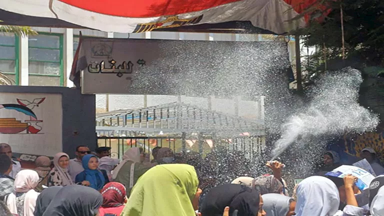 أحضان وسعادة.. طالبات أسوان يودعن امتحانات الثانوية العامة بالزغاريد والدموع أحضان وسعادة.. طالبات أسوان يودعن امتحانات الثانوية العامة بالزغاريد والدموع