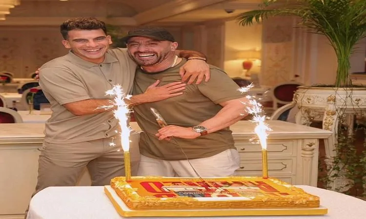 أحمد السقا يحتفل بإطلاق “أحمد وأحمد” في الإمارات بمشاركة زيزو في قطع الكعكة