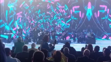 أحمد سعد يحيي حفلاً موسيقياً ضمن احتفالية «مستقبل وطن» في استاد القاهرة لدعم مرشحي المجلس الشيوخي.