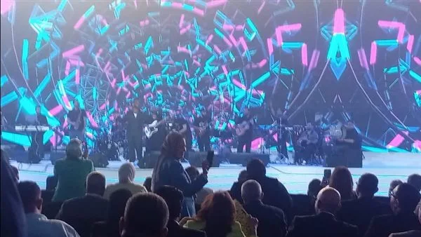 أحمد سعد يحيي حفلاً موسيقياً ضمن احتفالية «مستقبل وطن» في استاد القاهرة لدعم مرشحي المجلس الشيوخي.