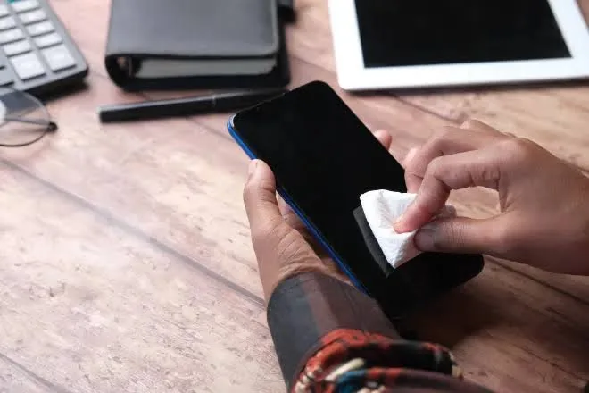 أربع طرق منزلية بتكلفة منخفضة لإصلاح خدوش شاشة هاتفك المحمول