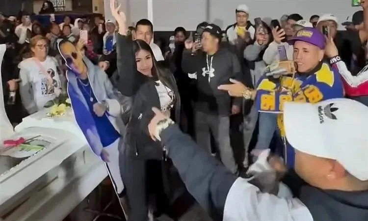 أرملة تودع زوجها برقص “تويرك” في أمريكا الجنوبية أرملة تودع زوجها برقص “تويرك” في أمريكا الجنوبية