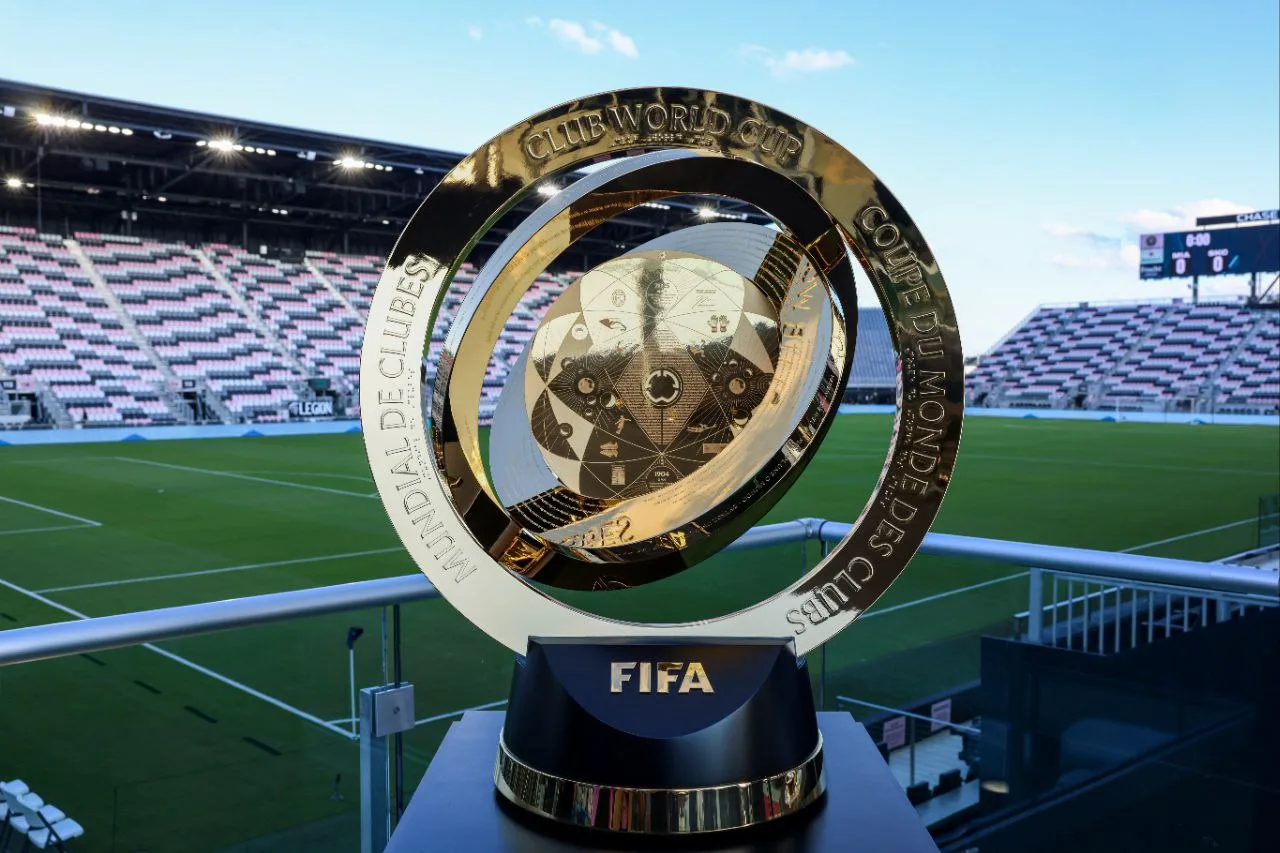 أزياء الإعلاميات تثير النقاش مرة أخرى خلال كأس العالم للأندية.. ومقدمة DAZN تتألق بفستان جريء. أزياء الإعلاميات تثير النقاش مرة أخرى خلال كأس العالم للأندية.. ومقدمة DAZN تتألق بفستان جريء.