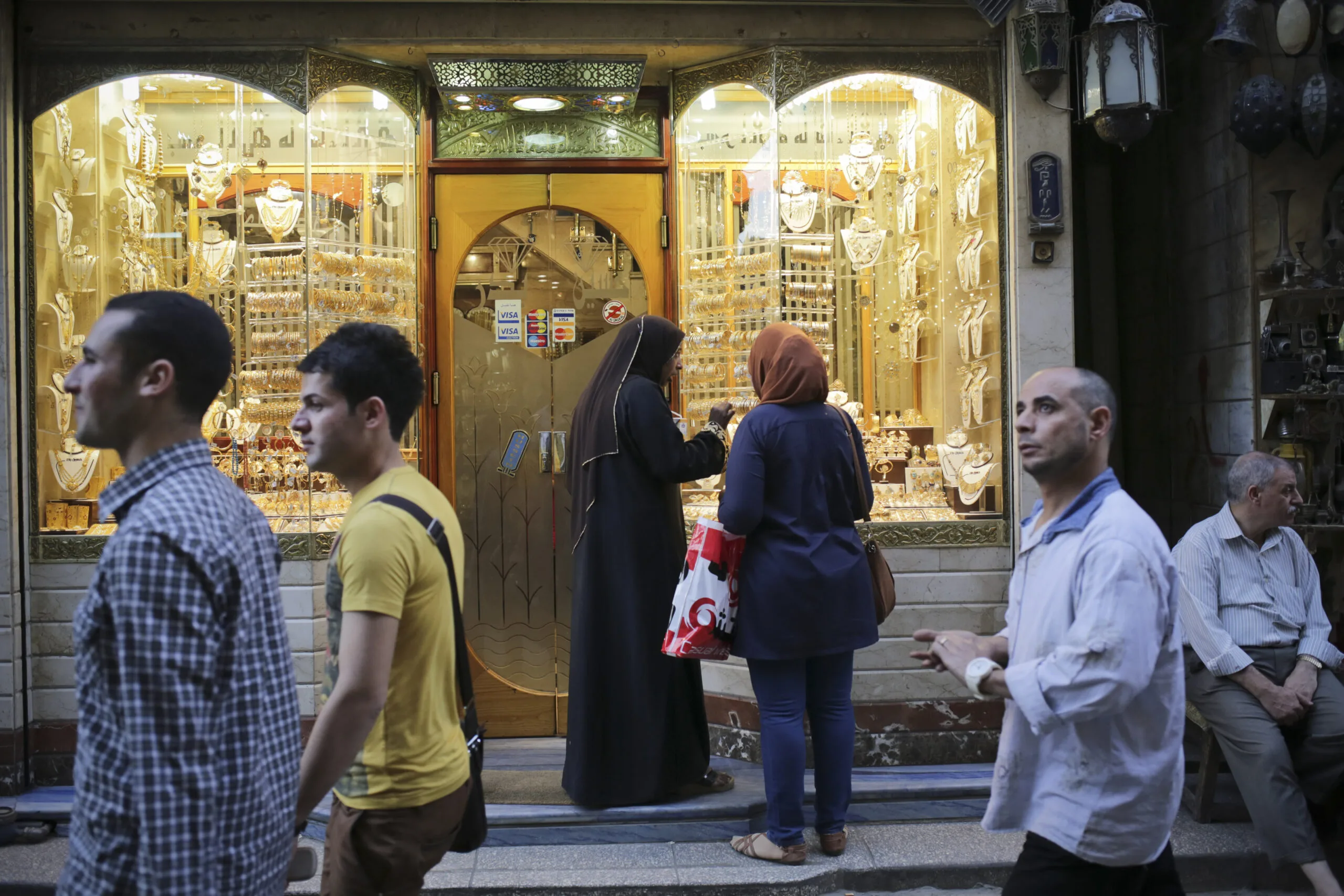 أسعار الذهب في مصر تشهد انخفاضًا طفيفًا نتيجة لتحسن الجنيه.