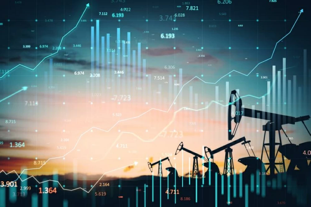 أسعار النفط تبقى مستقرة أمام تهديدات ترامب المتعلقة بالرسوم الجمركية وبيانات المخزونات الأمريكية.