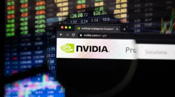 أسهم إنفيديا تصل إلى ذروة جديدة بعد تخفيف قيود تصدير الرقائق إلى الصين.