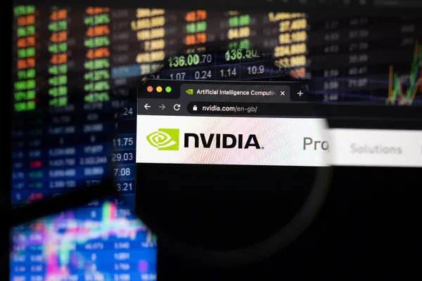 أسهم إنفيديا تصل إلى ذروة جديدة بعد تخفيف قيود تصدير الرقائق إلى الصين.