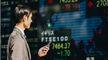 أسواق آسيا تنخفض مع زيادة الدولار وعوائد السندات