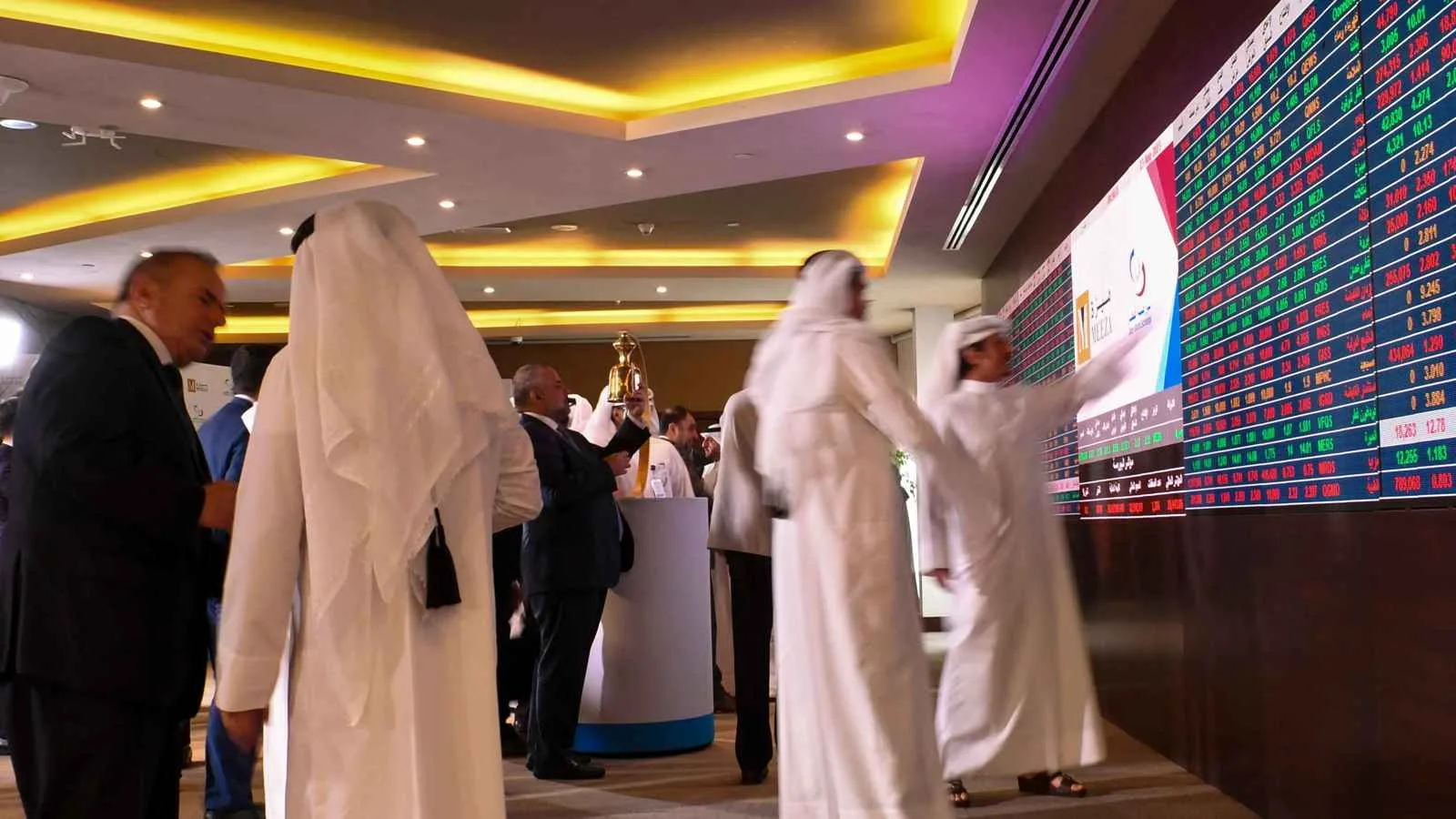 أسواق الخليج تشهد تبايناً وسط ارتفاع التهديدات التجارية من الولايات المتحدة