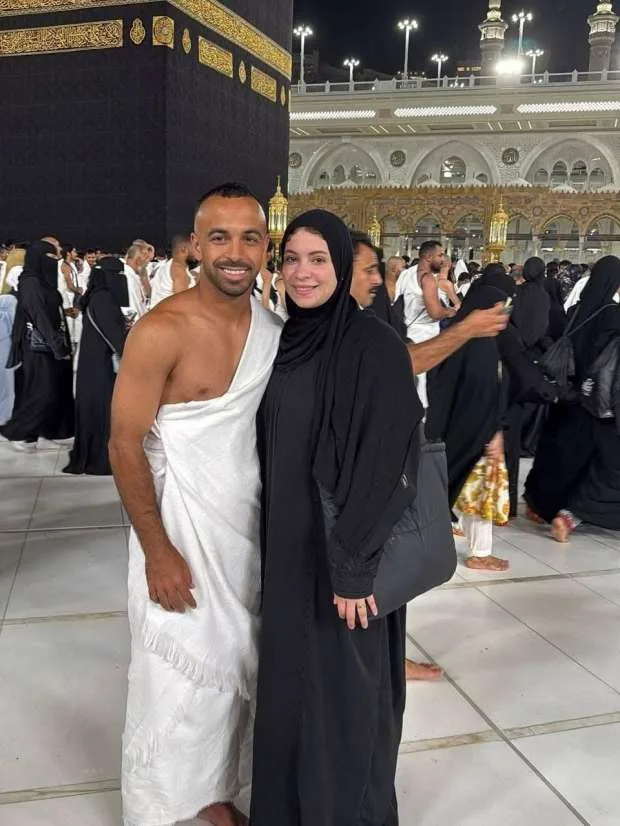 أفشة يؤدي شعائر العمرة مع زوجته قبل انتهاء عطلة الأهلي.. صور