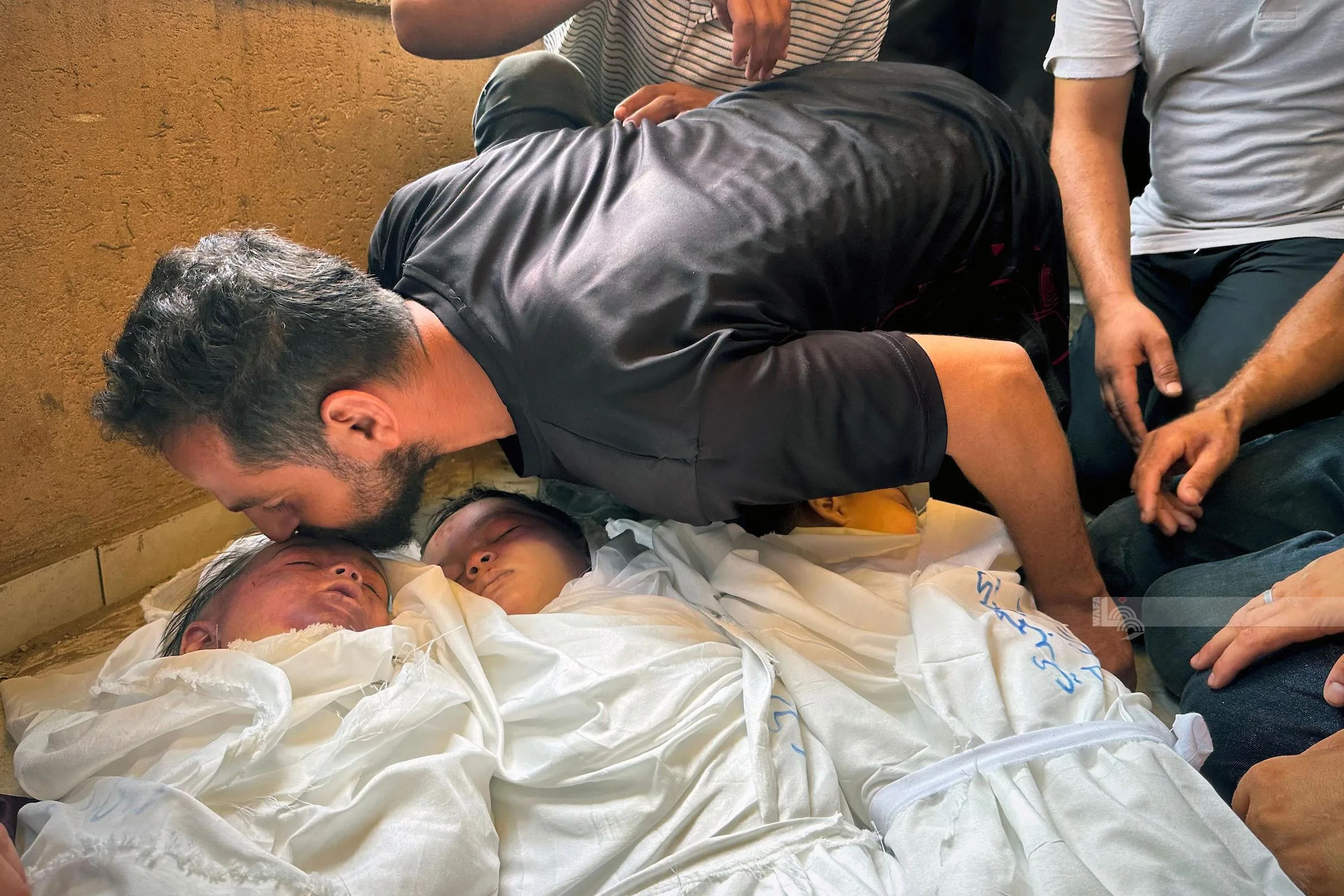 أكثر من 10 قتلى وأطفال يفقدون أطرافهم في مجزرتي الشاطئ وجباليا أكثر من 10 قتلى وأطفال يفقدون أطرافهم في مجزرتي الشاطئ وجباليا