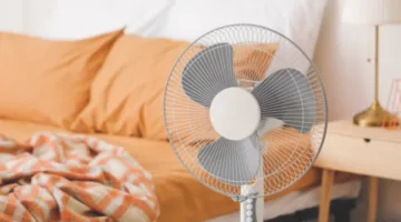 أكثر من مجرد نسيم: كيف تعزز المروحة جودة نومك وتخفف من التوتر؟