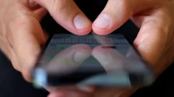 ألم مفاجئ في إصبع الإبهام؟ قد يكون هاتفك هو السبب!